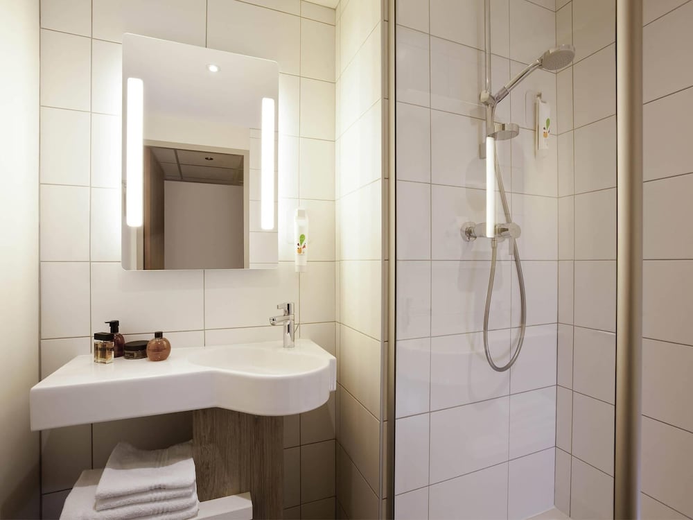 Habitación estándar con dos camas individuales del hotel Ibis Styles Chaumont Centre Gare. Foto 4