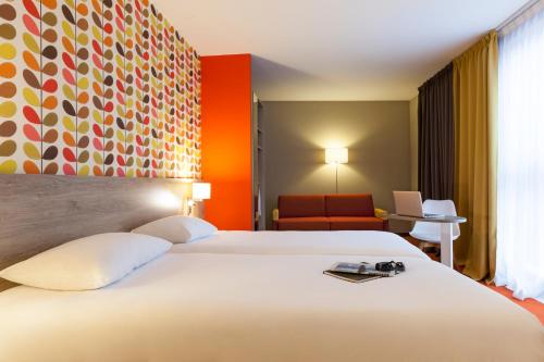 Habitación Familiar Estándar con una cama doble y un sofá - cama del hotel Ibis Styles Chaumont Centre Gare. Foto 5