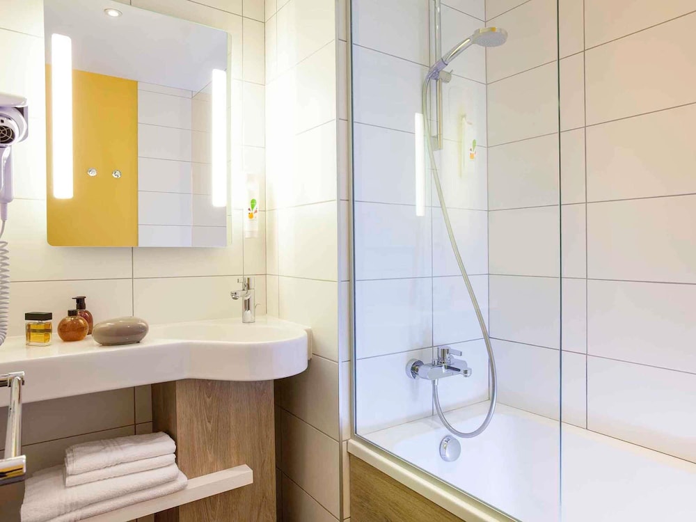 Habitación estándar con una cama individual del hotel Ibis Styles Chaumont Centre Gare. Foto 3