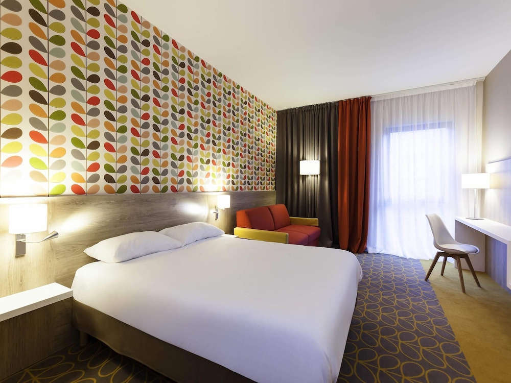 Habitación Familiar Estándar con dos camas individuales y un sofá - cama del hotel Ibis Styles Chaumont Centre Gare. Foto 2