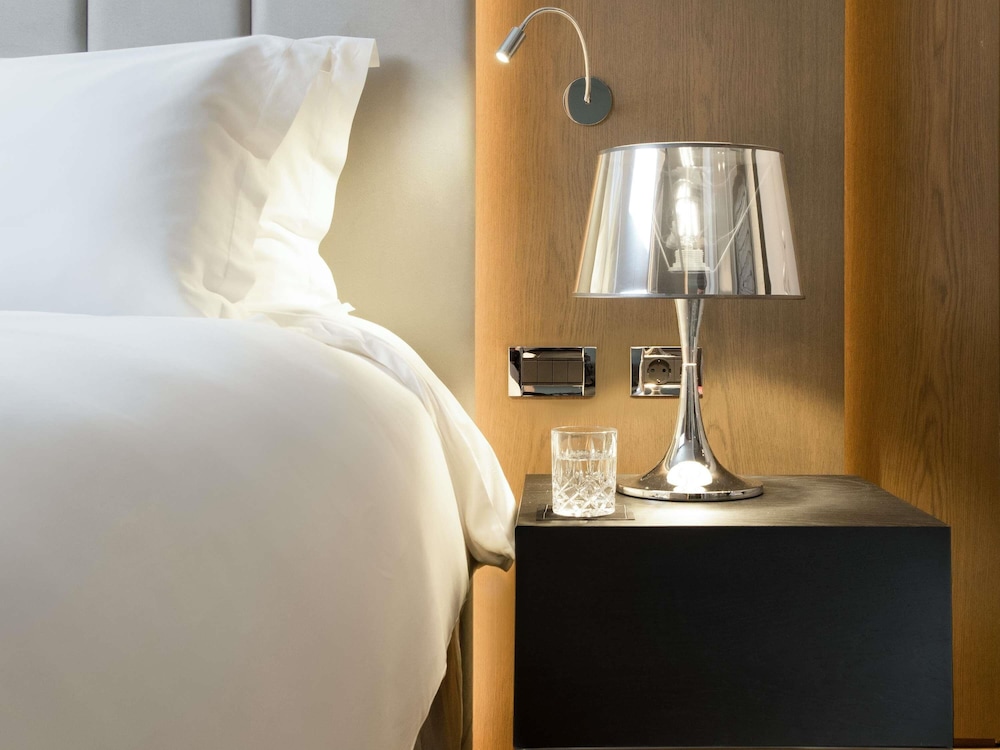 Suite Club, 1 cama de matrimonio grande (Club Lounge Access, Living Room) del hotel Sofitel Athens Airport. Foto 3