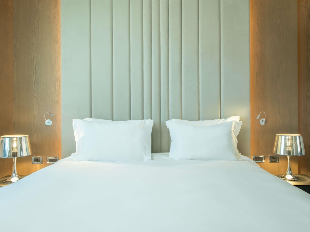 Suite Club, 1 cama de matrimonio grande (Club Lounge Access, Living Room) del hotel Sofitel Athens Airport. Foto 4