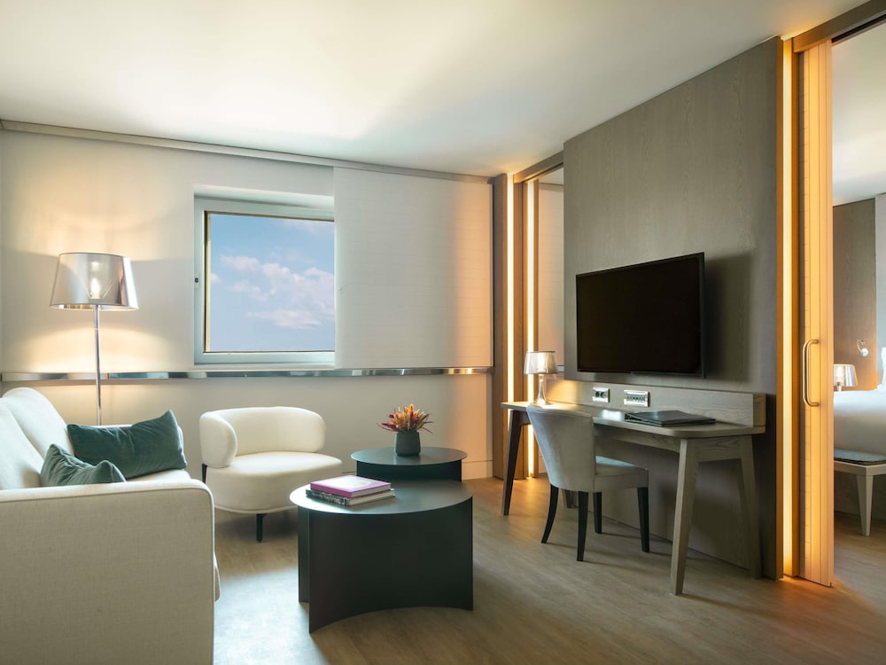 Suite Club, 1 cama de matrimonio grande (Club Lounge Access, Living Room) del hotel Sofitel Athens Airport. Foto 5