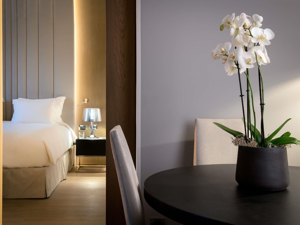 Suite Club, 1 cama de matrimonio grande (Club Lounge Access, Living Room) del hotel Sofitel Athens Airport. Foto 6