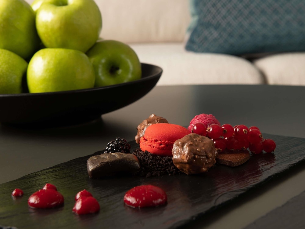 Suite Club, 1 cama de matrimonio grande (Club Lounge Access, Living Room) del hotel Sofitel Athens Airport. Foto 8