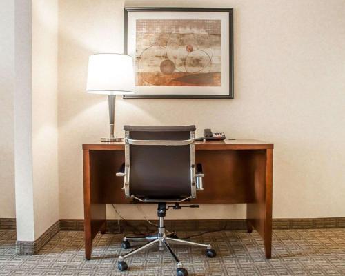 Suite con cama extragrande - No fumadores del hotel Comfort Inn and Suites. Foto 2