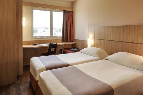 Habitación Doble Estándar - 2 camas del hotel Ibis Sofia Airport. Foto 12