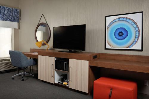 King Room with Sofa Bed and Study - Non - Smoking del hotel HAMPTON INN NIAGARA FALLS