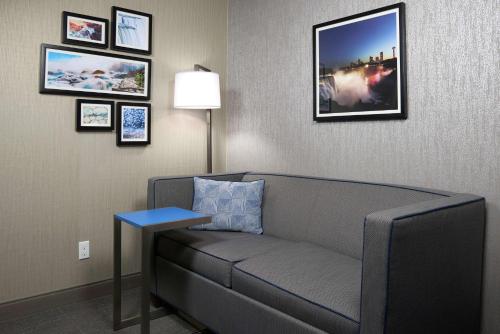 King Room with Sofa Bed and Study - Non - Smoking del hotel HAMPTON INN NIAGARA FALLS. Foto 3