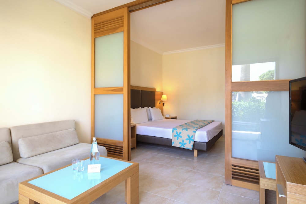 Habitación Familiar XTRA Sol con Vistas al Jardín del hotel Sol Cosmopolitan Rhodes - All Inclusive. Foto 1