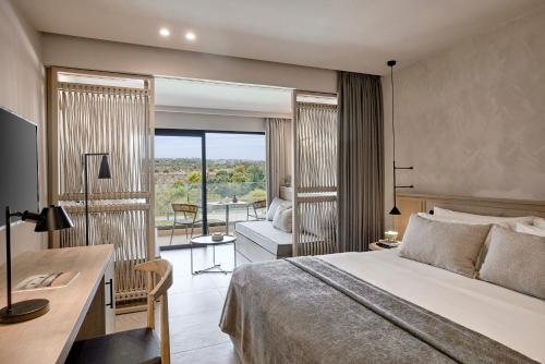 Suite Junior con vistas a la piscina del hotel Helea Lifestyle Beach Resort