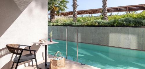 Deluxe Room with Swim Up Pool del hotel Helea Lifestyle Beach Resort. Foto 3