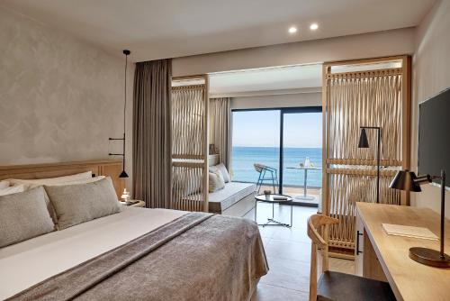 Suite Junior con vistas al mar del hotel Helea Lifestyle Beach Resort. Foto 1