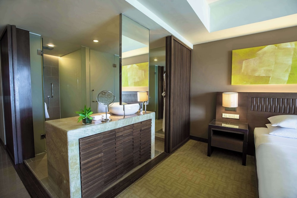 1 cama king size, vistas locales, planta alta, acceso al Club del hotel Hyatt Regency Kinabalu. Foto 4