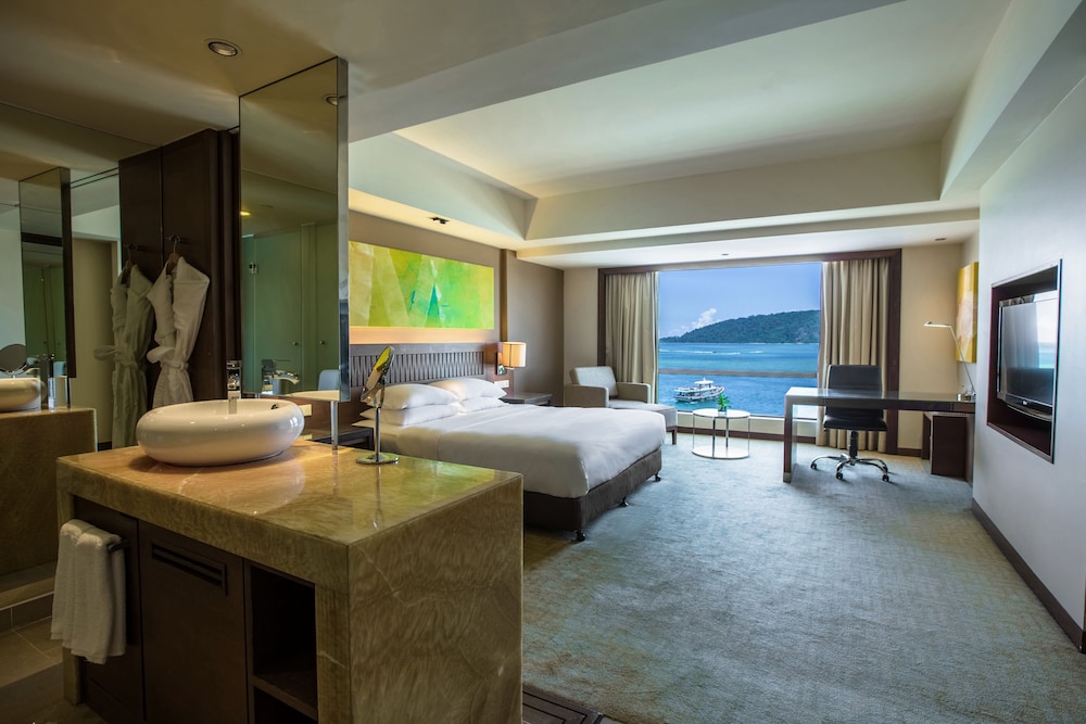 1 cama king size, vistas al mar del hotel Hyatt Regency Kinabalu. Foto 1