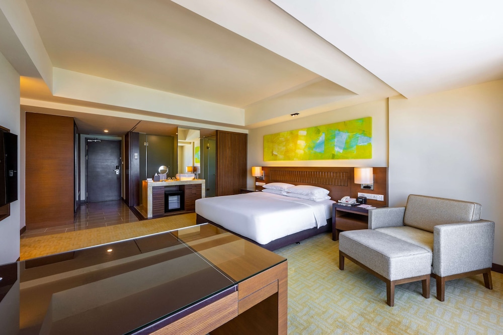1 cama king size, vistas al mar, planta alta, acceso al Club del hotel Hyatt Regency Kinabalu. Foto 2