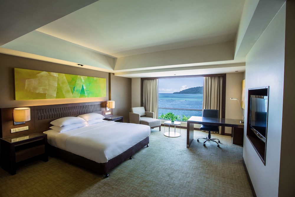1 cama king size, vistas al mar, planta alta, acceso al Club del hotel Hyatt Regency Kinabalu. Foto 3