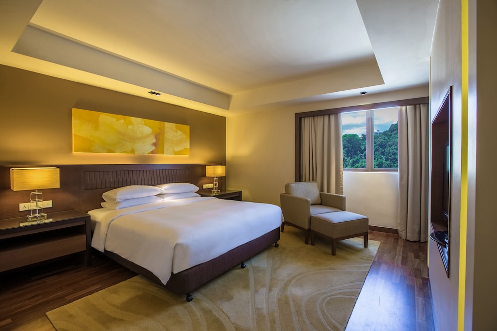Suite Regency, 1 cama king size, vistas locales, acceso al Club del hotel Hyatt Regency Kinabalu. Foto 1