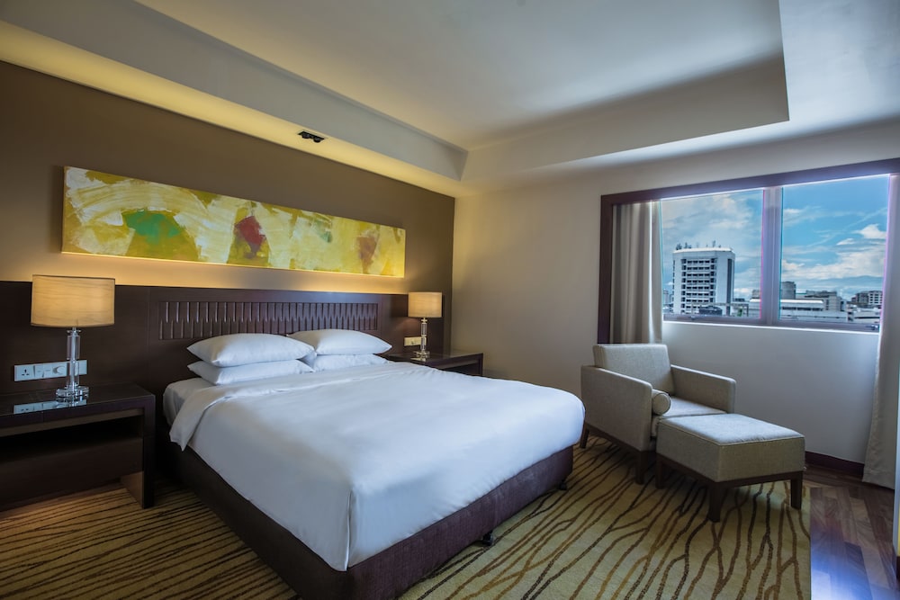 Suite Regency, 1 cama king size, vistas locales, acceso al Club del hotel Hyatt Regency Kinabalu. Foto 2