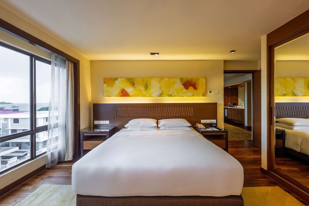 Suite Regency, 1 cama king size, vistas locales, acceso al Club del hotel Hyatt Regency Kinabalu. Foto 6