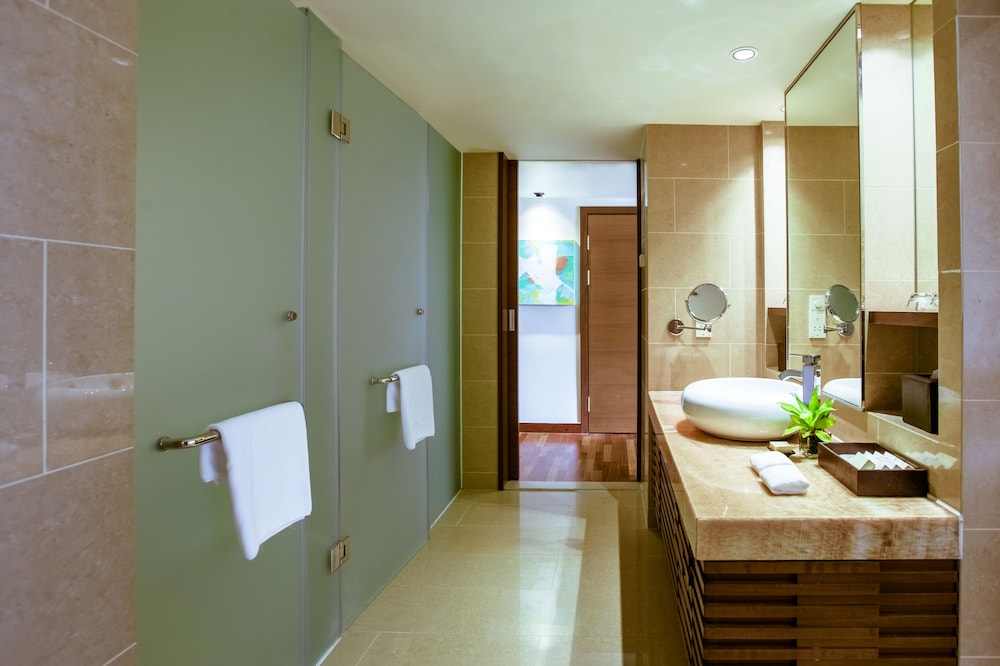 Suite Regency, 1 cama king size, vistas locales, acceso al Club del hotel Hyatt Regency Kinabalu. Foto 8