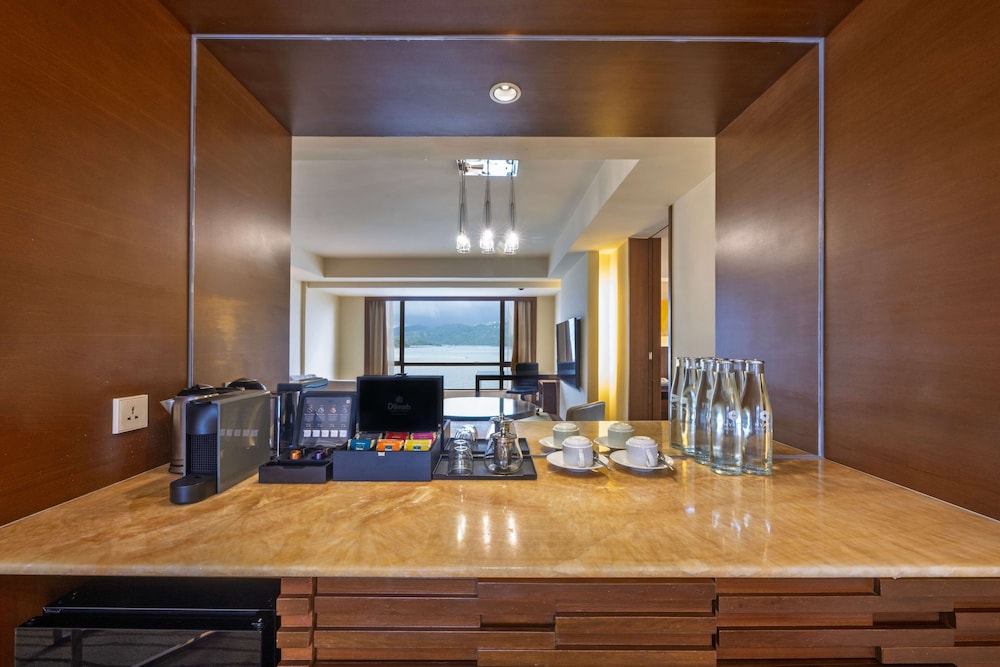 Suite Ejecutiva Regency, 1 cama king size, vistas al mar, acceso al Club del hotel Hyatt Regency Kinabalu. Foto 3