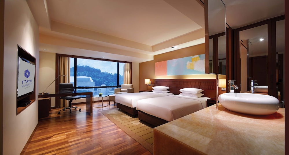 2 camas individuales, vistas locales del hotel Hyatt Regency Kinabalu. Foto 6