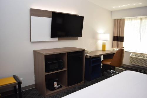Habitación - 1 cama extragrande - No fumadores del hotel Comfort Inn Carrier Circle. Foto 4