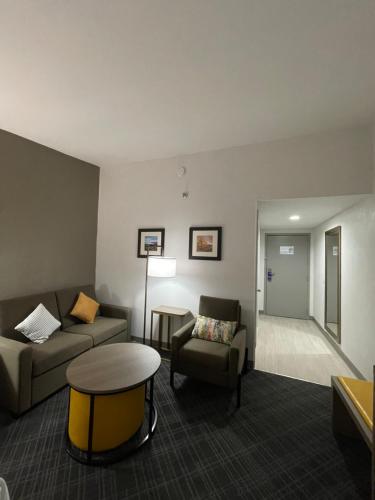 Suite para no fumadores - cama extragrande del hotel Comfort Inn Carrier Circle. Foto 3