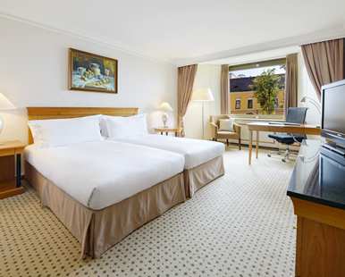 Habitación doble con 2 camas y vistas al patio del hotel Hilton Budapest