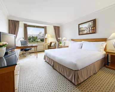 Habitación Executive con cama extragrande, vistas al Danubio y acceso al salón executive del hotel Hilton Budapest