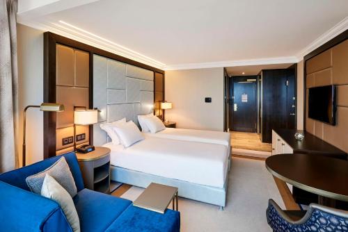 Habitación Doble Executive con vistas al Danubio y acceso al salón executive - 2 camas del hotel Hilton Budapest. Foto 3