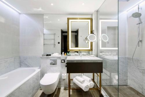 Habitación Superior con cama extragrande - Habitación Danubio del hotel Hilton Budapest. Foto 3