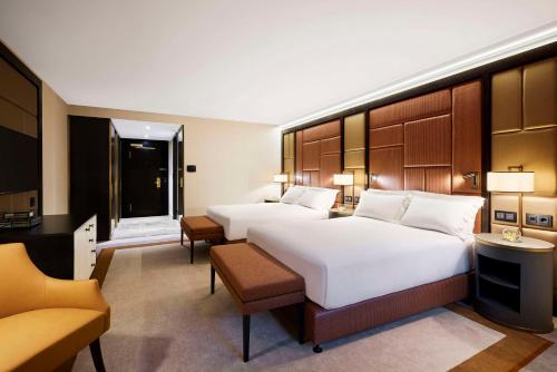 Habitación Doble Superior con cama grande y vistas a la calle del hotel Hilton Budapest