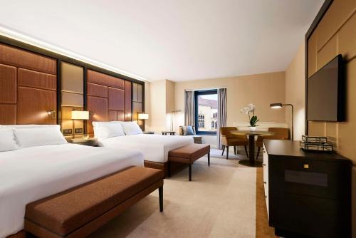 Habitación Doble Superior con cama grande y vistas a la calle del hotel Hilton Budapest. Foto 1