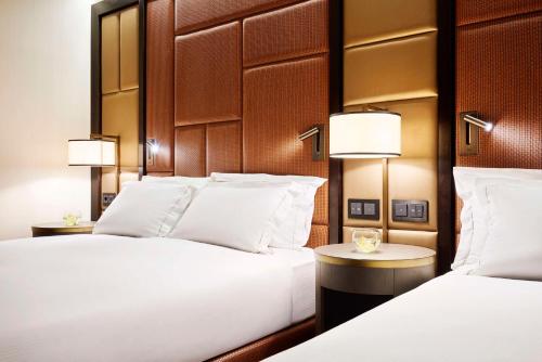 Habitación Doble Superior con cama grande y vistas a la calle del hotel Hilton Budapest. Foto 3