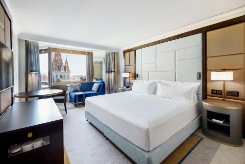 Habitación Superior con cama extragrande del hotel Hilton Budapest. Foto 2