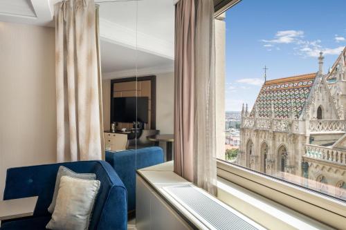 Habitación Superior con cama extragrande del hotel Hilton Budapest. Foto 4