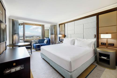 Habitación Executive con cama extragrande, vistas al Danubio y acceso al salón executive del hotel Hilton Budapest. Foto 1