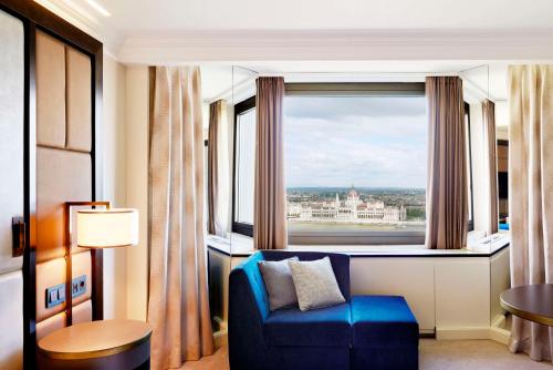 Habitación Executive con cama extragrande, vistas al Danubio y acceso al salón executive del hotel Hilton Budapest. Foto 3