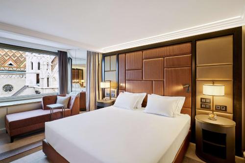 Suite esquinera con cama extragrande - Suite Río Danubio del hotel Hilton Budapest. Foto 1