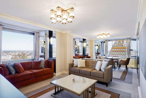 Suite esquinera con cama extragrande - Suite Río Danubio del hotel Hilton Budapest. Foto 2