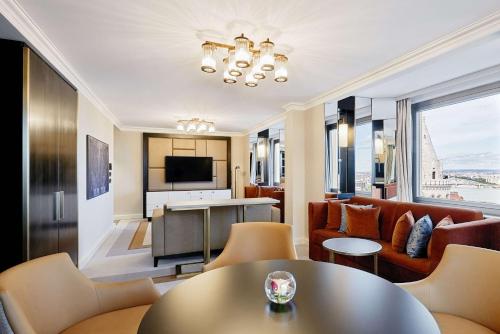 Suite esquinera con cama extragrande - Suite Río Danubio del hotel Hilton Budapest. Foto 4