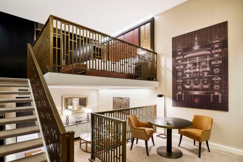 Suite tipo loft de varios niveles con cama extragrande - Vistas a la calle del hotel Hilton Budapest. Foto 1
