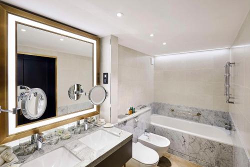 Suite tipo loft de varios niveles con cama extragrande - Vistas a la calle del hotel Hilton Budapest. Foto 3