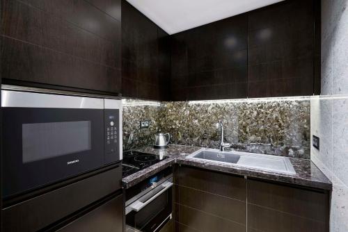 Suite tipo loft de varios niveles con cama extragrande - Vistas a la calle del hotel Hilton Budapest. Foto 4
