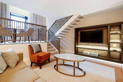 Suite tipo loft de varios niveles con cama extragrande - Vistas a la calle del hotel Hilton Budapest. Foto 5