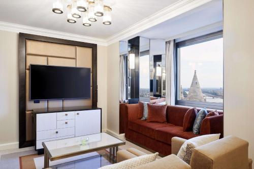 Suite Junior con cama extragrande y vistas al río Danubio del hotel Hilton Budapest