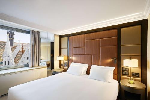 Suite Junior con cama extragrande y vistas al río Danubio del hotel Hilton Budapest. Foto 1