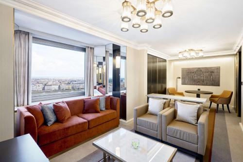 Suite Junior con cama extragrande y vistas al río Danubio del hotel Hilton Budapest. Foto 3